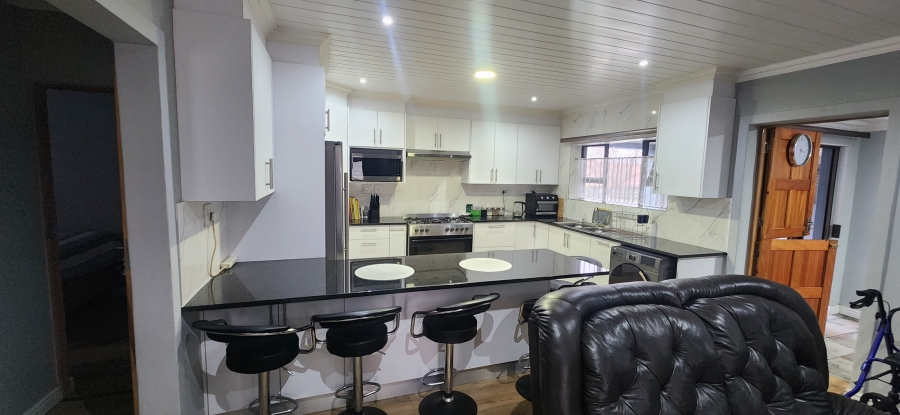 6 Bedroom Property for Sale in Dana Bay Western Cape